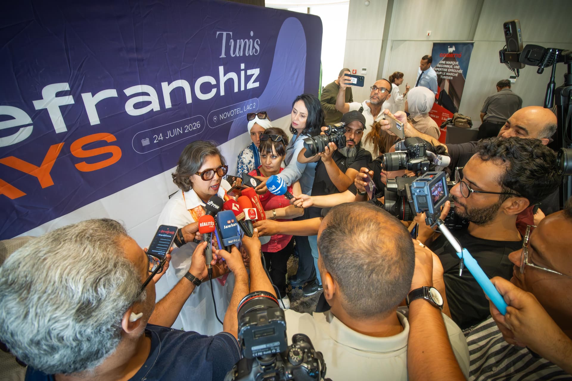 منظمة الحدث تجيب على أسئلة وسائل الإعلام أمام عدة ميكروفونات خلال فعاليات WeFranchiz Days Tunis 2026.