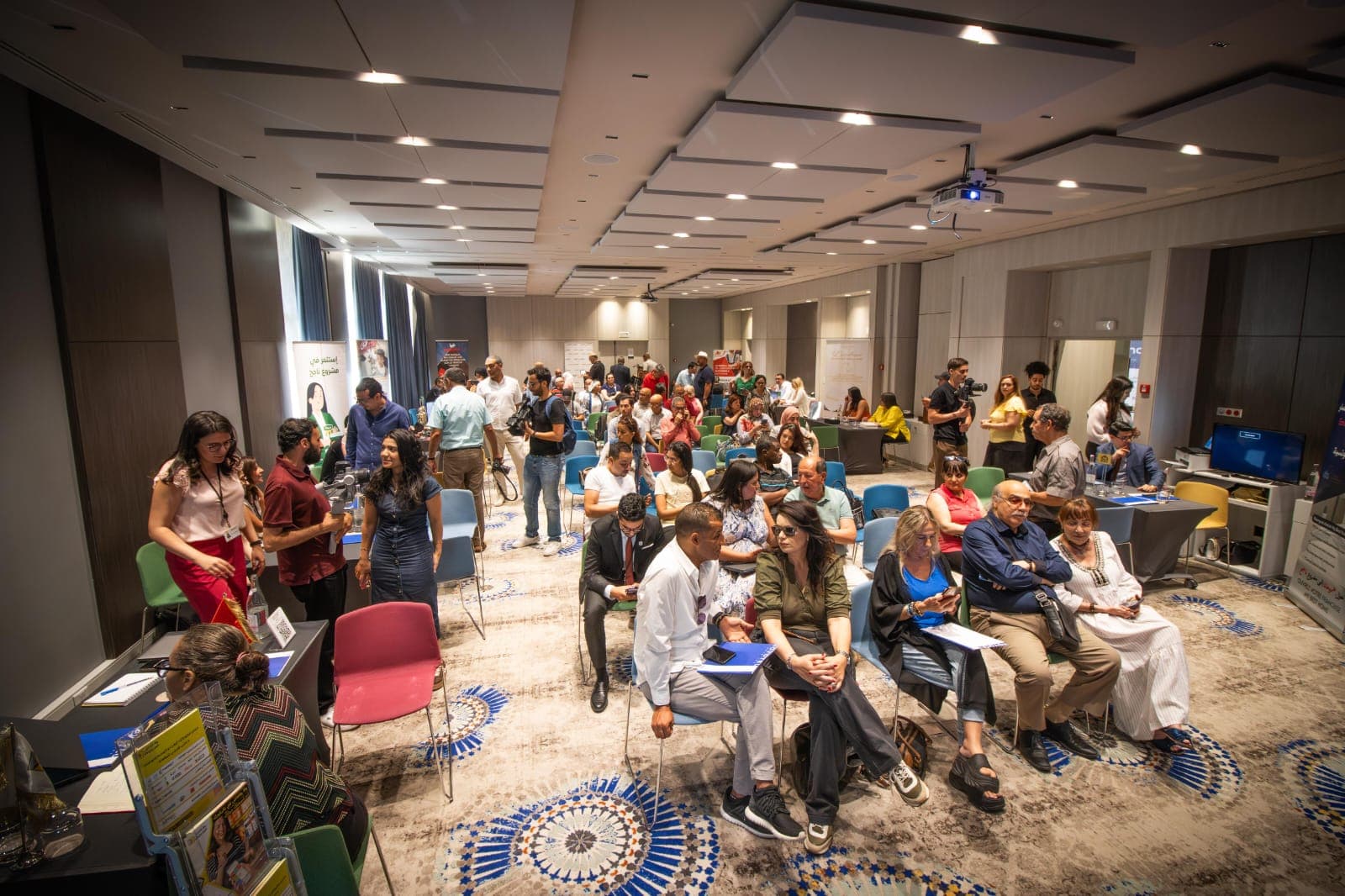 قاعة المؤتمرات في WeFranchiz Days Tunis 2026 حيث يتبادل المشاركون، سواء الجالسون أو الواقفون، الأحاديث بين الأجنحة.