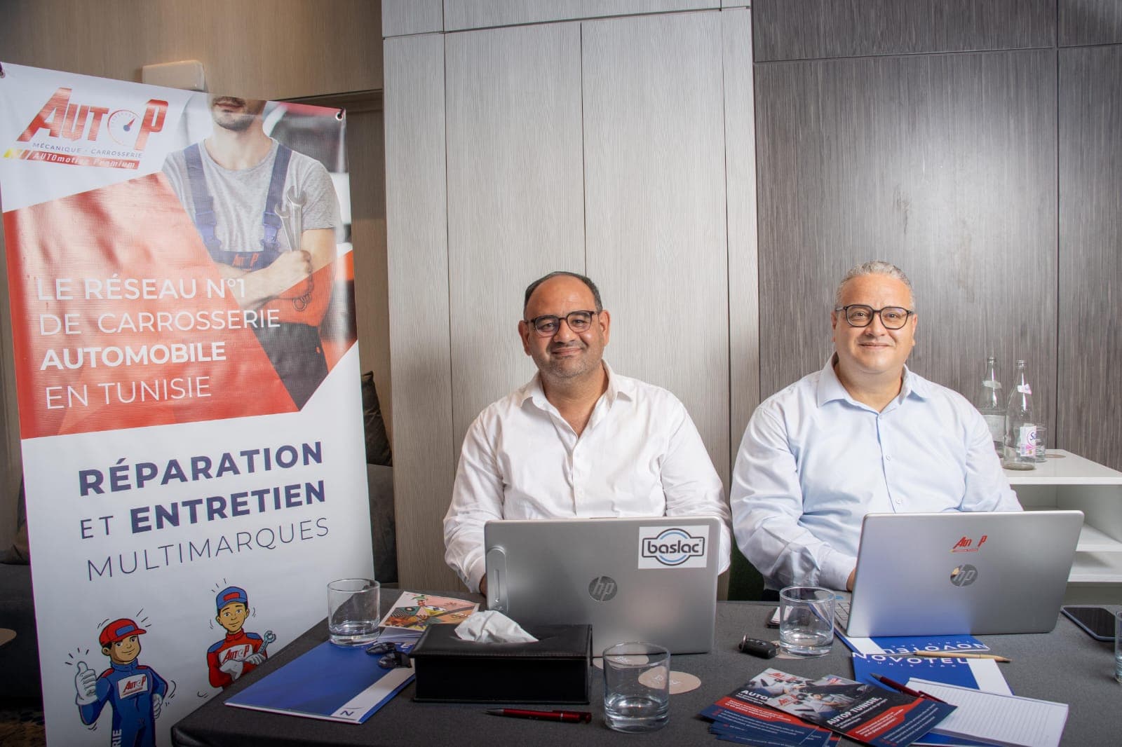 ممثلان عن امتياز التجاري AutoP أمام جناحهم خلال فعاليات WeFranchiz Days Tunis 2026.