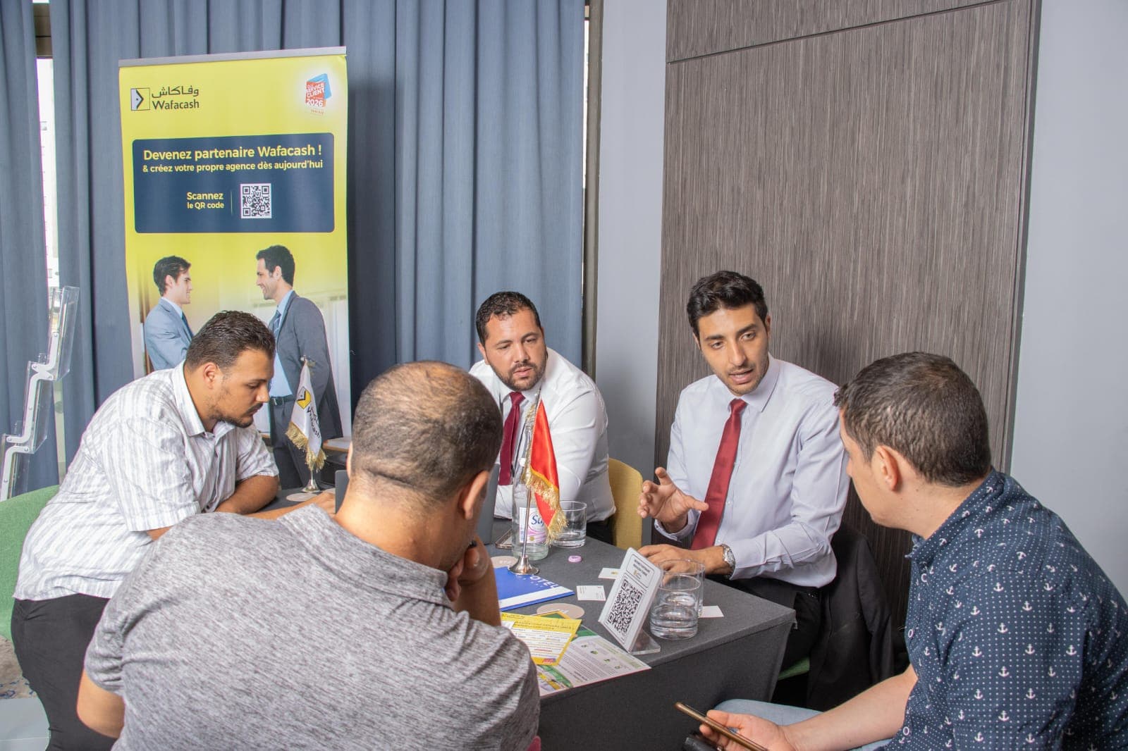 حوار بين الزوار وممثلي Wafacash حول طاولة خلال فعاليات WeFranchiz Days Tunis 2026.
