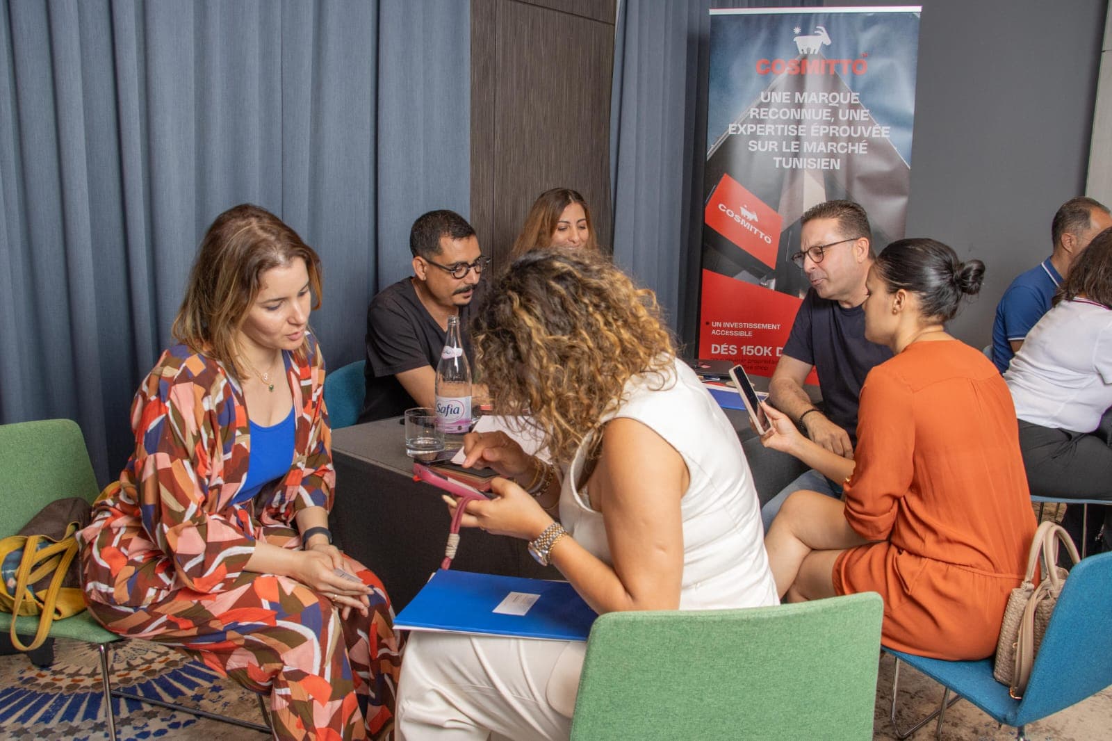 زوار يتبادلون الأحاديث مع فريق Cosmitto في جناحهم خلال فعاليات WeFranchiz Days Tunis 2026.