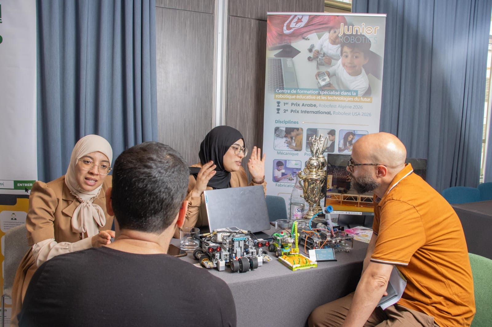 نقاش حول الروبوتات التعليمية في جناح ”جونيور روبوتيكس“ خلال فعاليات WeFranchiz Days Tunis 2026.